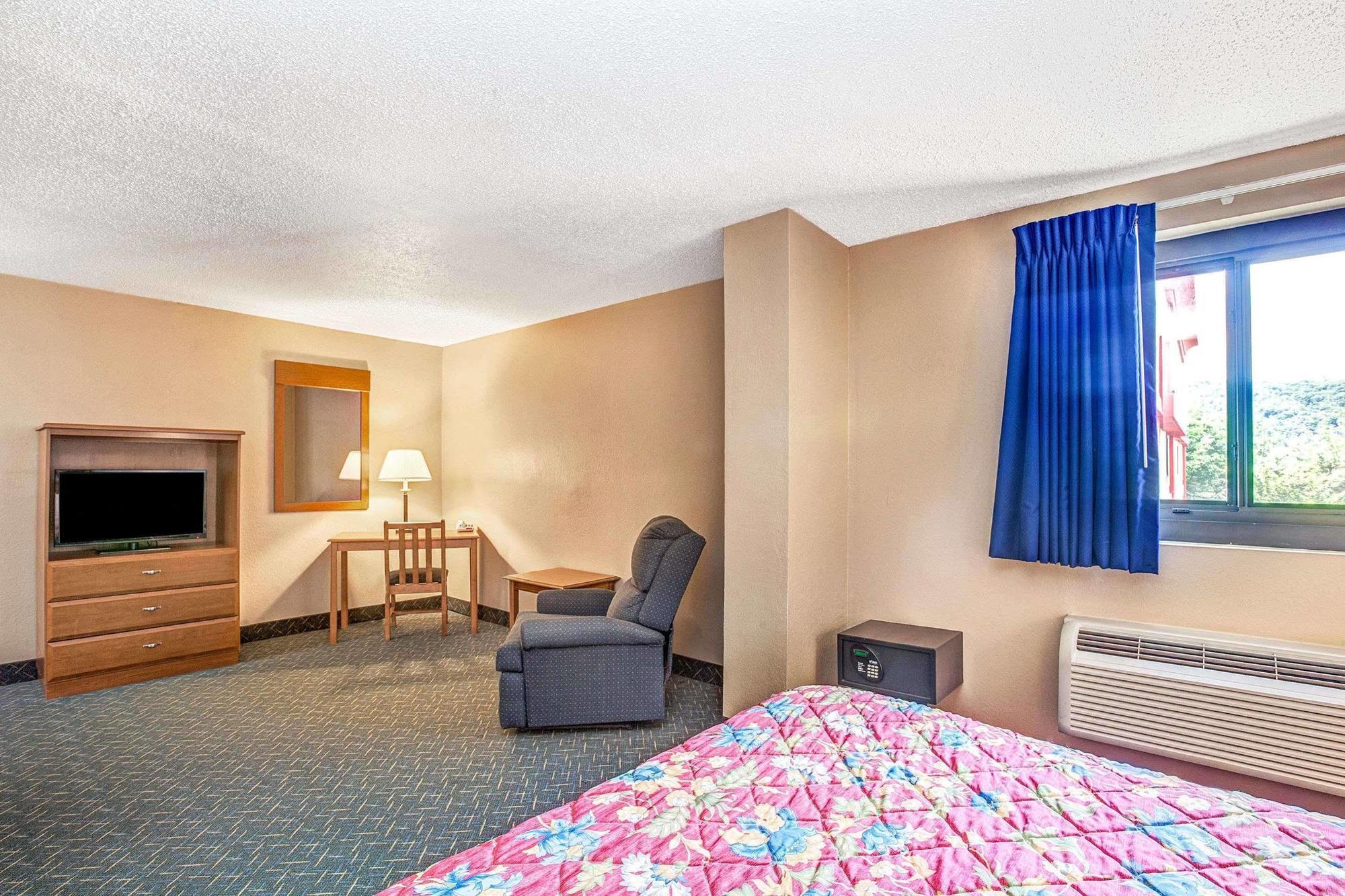 Super 8 by Wyndham Mahwah Hotel Bagian luar foto